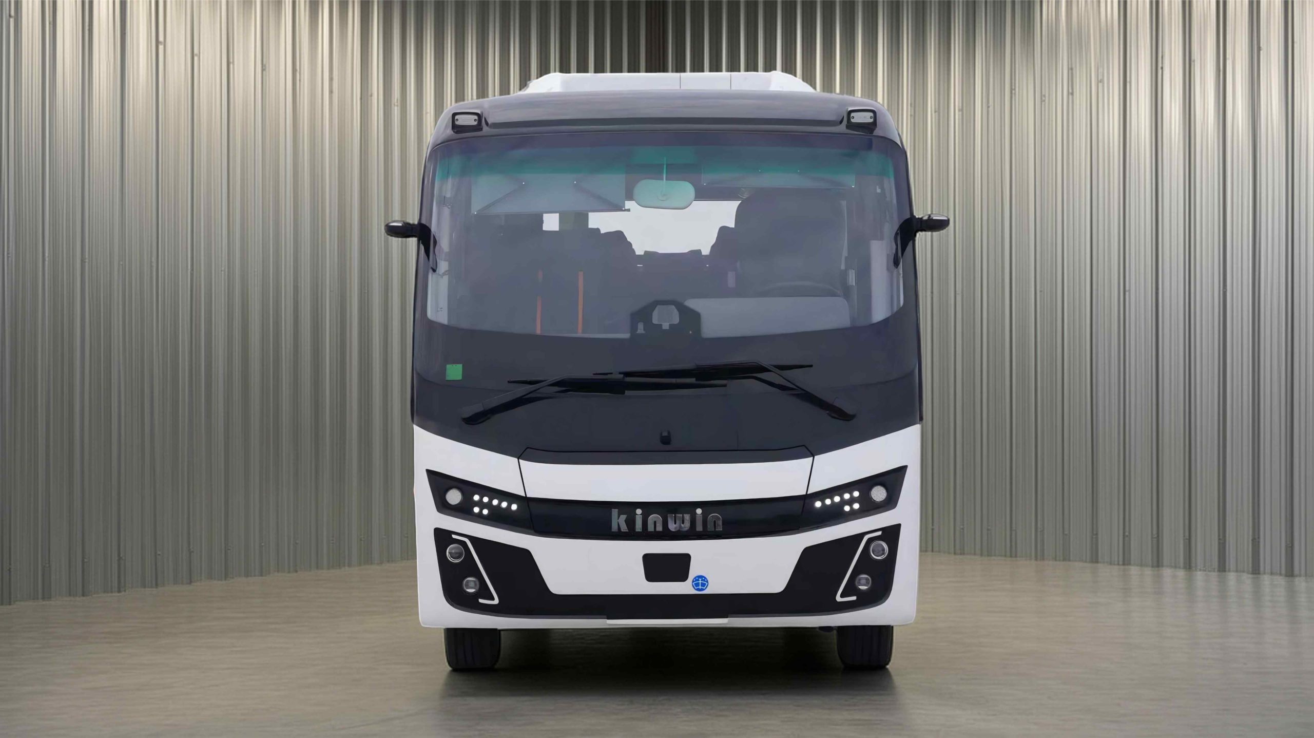 frontal del midibus electrico kinwin elite para transporte escolar