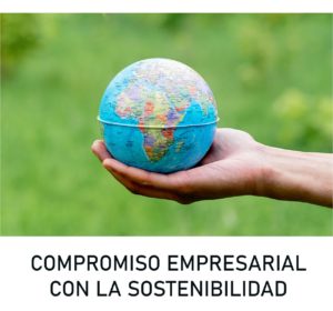 globo terráqueo cogiéndolo con las manos como simbolo de compromiso con el medioambiente