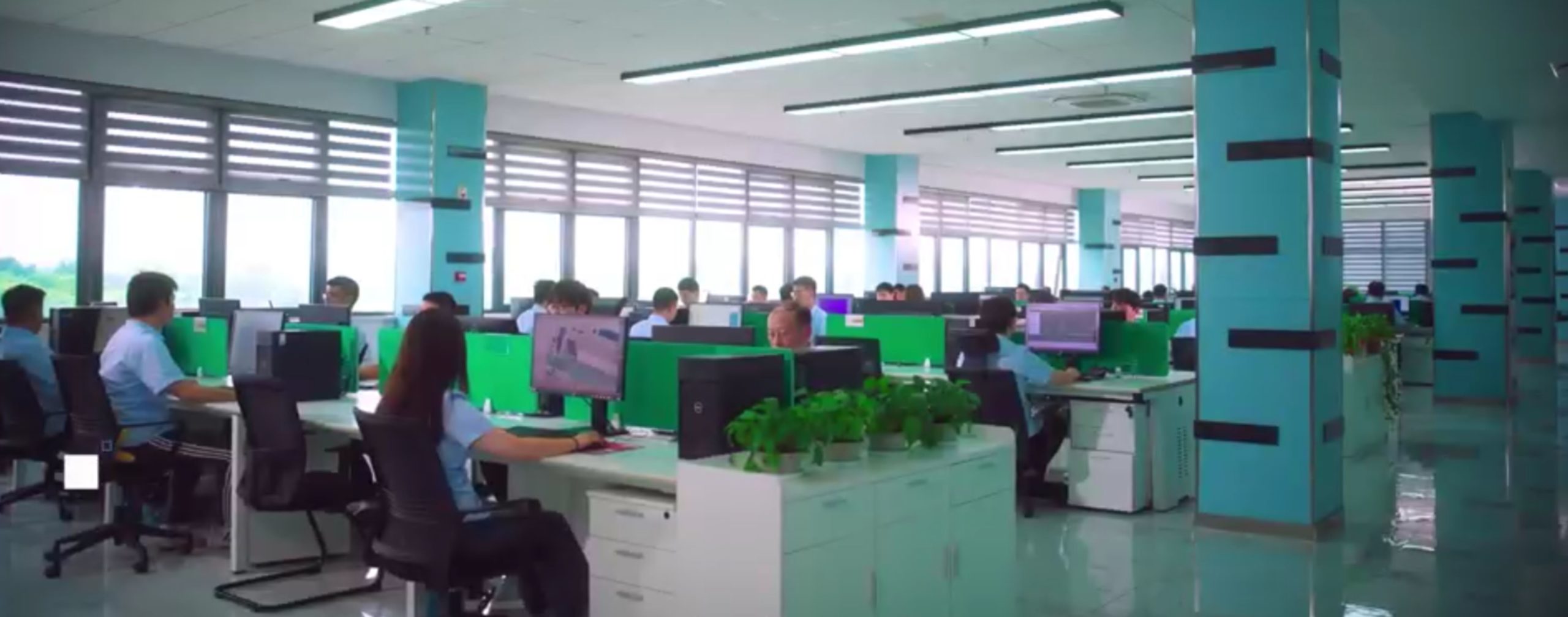 equipo de ingenieros de kinwin trabajando en una oficina