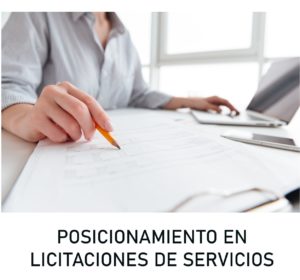 personas estudiando una licitación pública